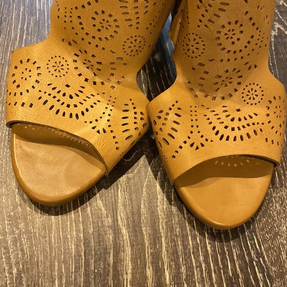 Heeled Spring Sandals - Picture 4 of 6